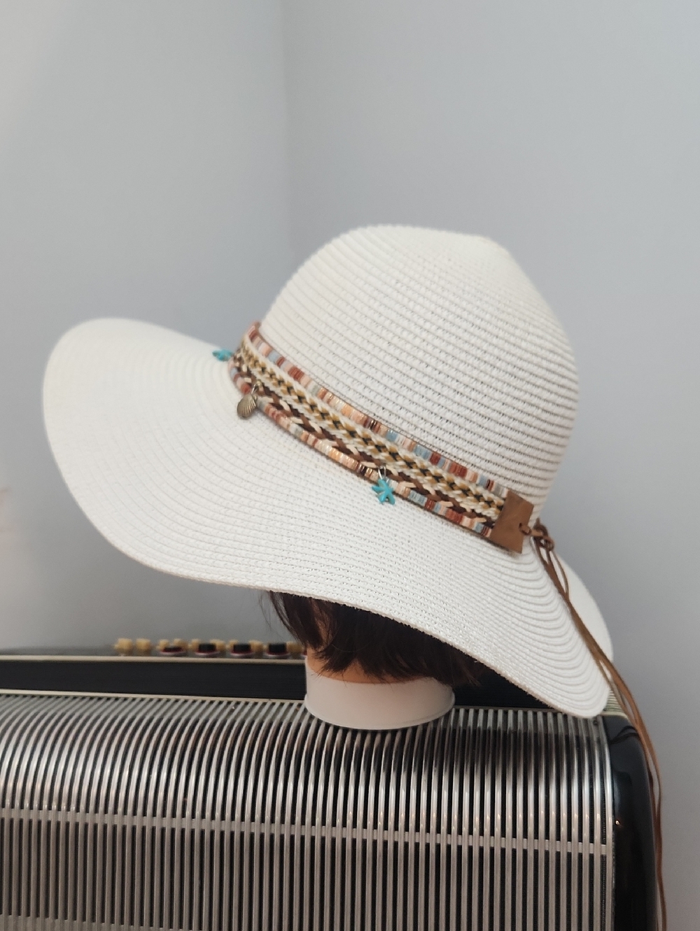 WHITE LARGE BRIM SUN HAT W/BROWN & TURQUOISE BEACHY SEASHELL ACCENT SASH
